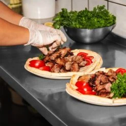 Edelstahl Arbeitsschrank PREMIUM - 1000x600mm - Mit Schiebetür & Aufkantung 21 Edelstahl Arbeitsschrank PREMIUM - 1000x600mm - Mit Schiebetür & Aufkantung -Berühmter Küchengeräte Laden stainless steel worktable inuse 1 4265 71